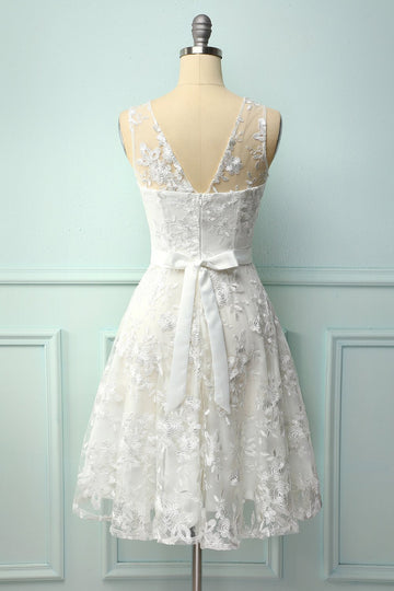 Vestido de Renda Branca com Laço